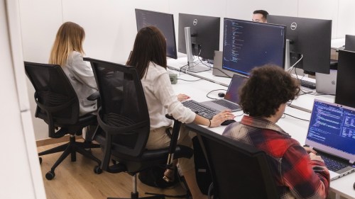 Aitho amplia il team, opportunità di lavoro tra software, AI e modalità ibrida